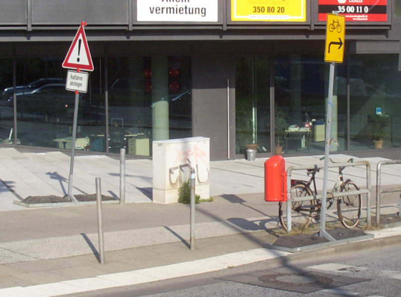 St.Pauli Fischmarkt - Zeichen 101 mit Zusatzzeichen 1012.32 [Radfahrer absteigen]
