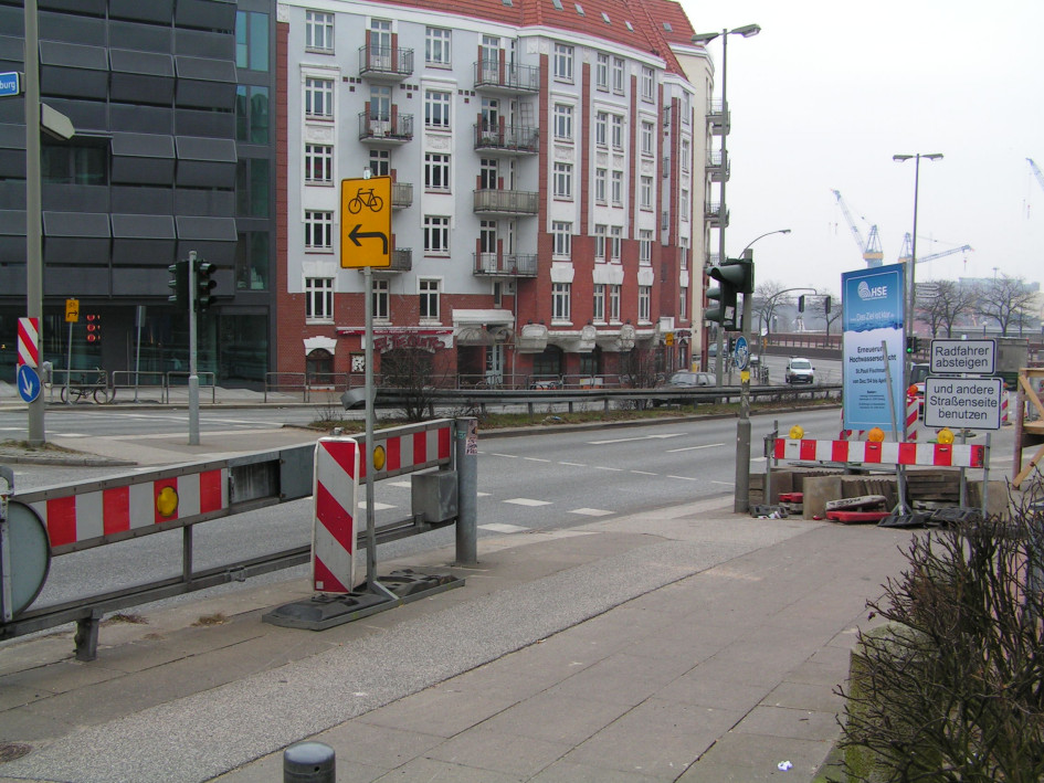 St.Pauli Fischmark - alle illegalen Zeichen 442 bei der Einmündung Pepermölenbek, die den Radverkehr auf Abwege lenken