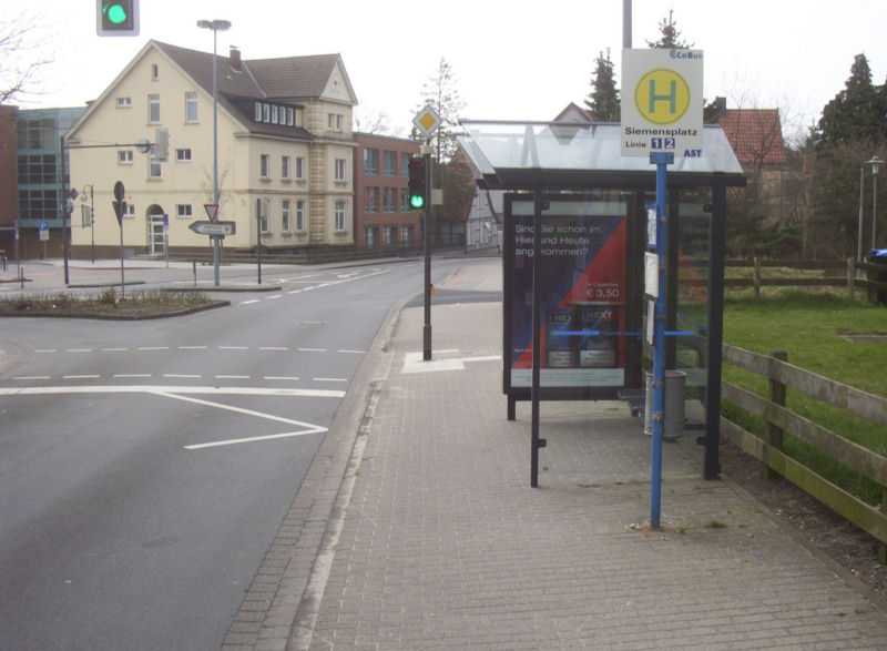 Gemeinsamer Geh- und Radweg in der Braunhirschstraße im März 2005 - das Buswartehäuschen
