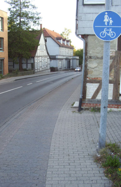 Gemeinsamer Geh- und Radweg in der Lüneburger Straße im September 2003