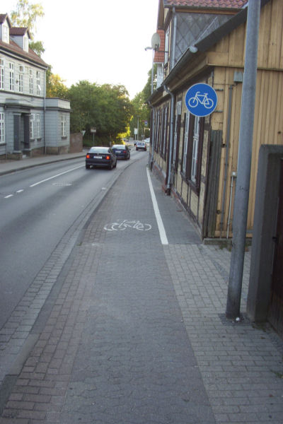 Reiner Radweg in der Lüneburger Straße im September 2003