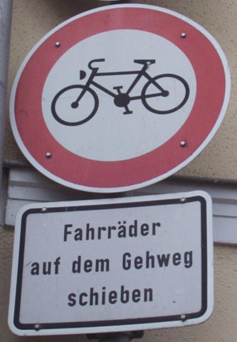 Z 254 = Radfahren verboten - Fahrräder auf dem Gehweg schieben