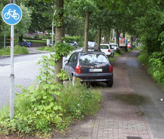 Gazellenkamp - Parken am Radweg - auf dem Bürgersteig (Foto aus dem Juli 2002)