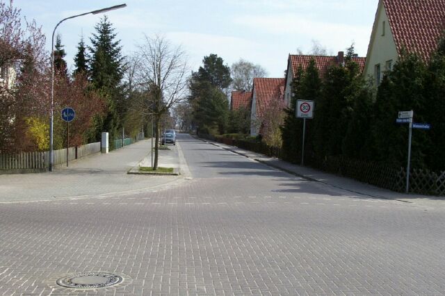 Nikolaus-Lenau-Weg - benutzungspflichtiger Zweirichtungsradweg in einer T 30-Zone