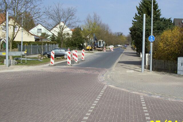 Wiesenstraße - verkehrsberuhigt "bis zum geht nicht mehr", aber Vorfahrtstraße, Tempo 50 mit gemeinsamen Geh- und Zwangszweirichtungsradweg