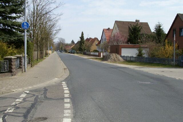 Altenceller Weg, kein Verkehr auf der Fahrbahn dieser Nebenstraße, aber ein linker gemeinsamer Geh- und Radweg