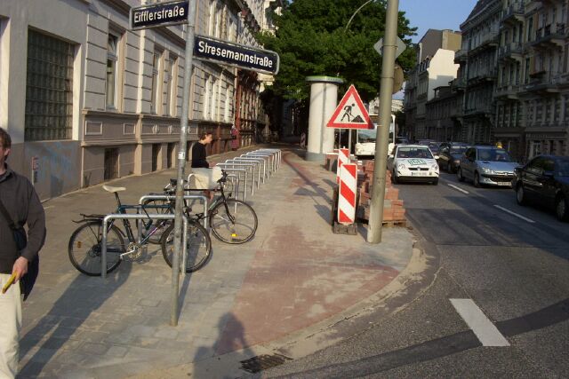 Der neue Radweg in der Strese - für Fußgänger ein Graus, aber wenigstens ordentliche Fahrradstellplätze